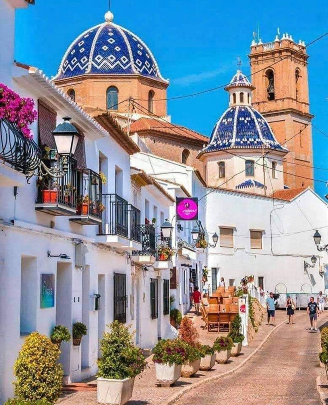 Het witte oude centrum van Altea met de blauwe koepelkerk