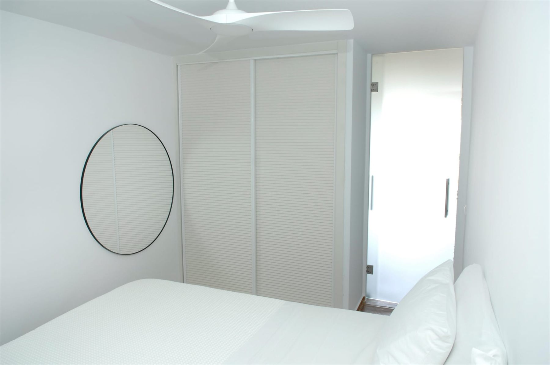De slaapkamer met inbouwkast.